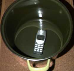 Handy im Topf